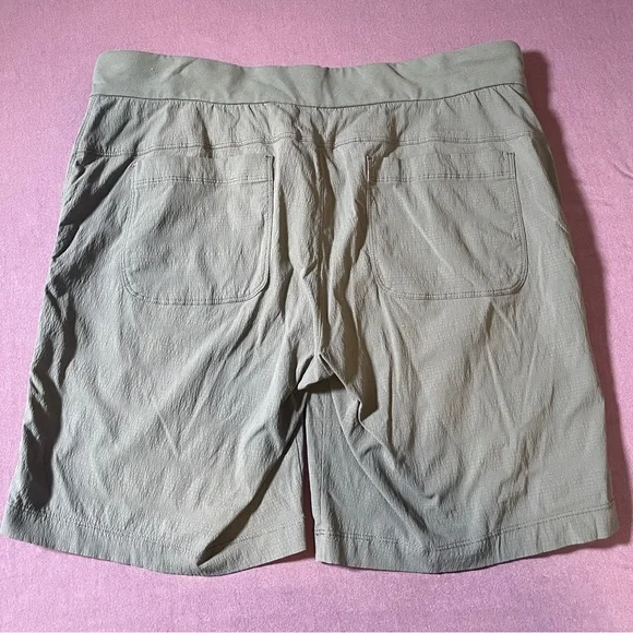 Athleta Trekkie Bermuda 2.0 Shorts in Forest Green - Size 12 Outdoor Hiking - Picture 2 of 6